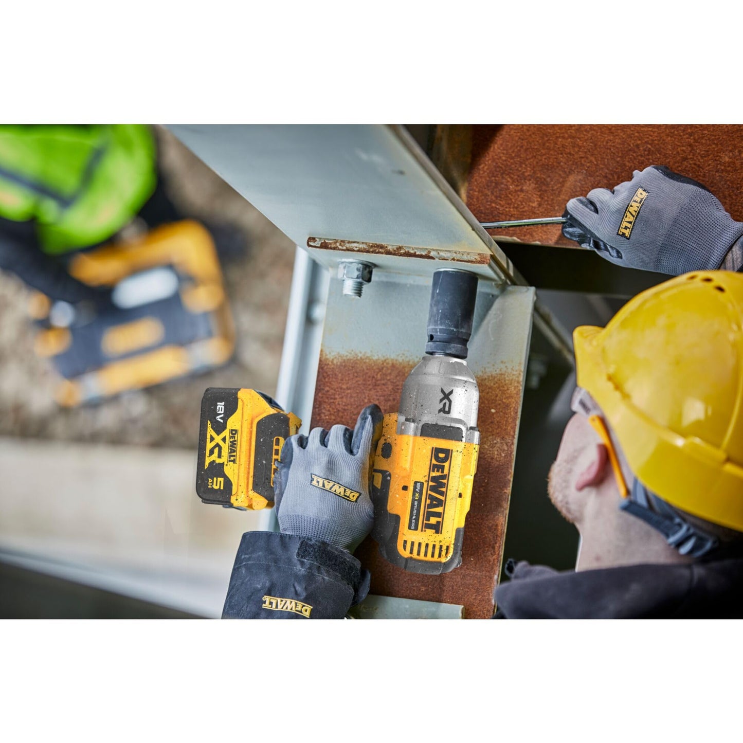 DEWALT XR Akku-Schlagschrauber DCF900P2T (18V, ½ Zoll Außenvierkant-Aufnahme mit Spreng- bzw. HOG-Ring, 1.396 Nm Anzugsmoment & 1.898 Nm Lösemoment, inkl. 2x 5.0Ah Akkus, Ladegerät & T-STAK Box)