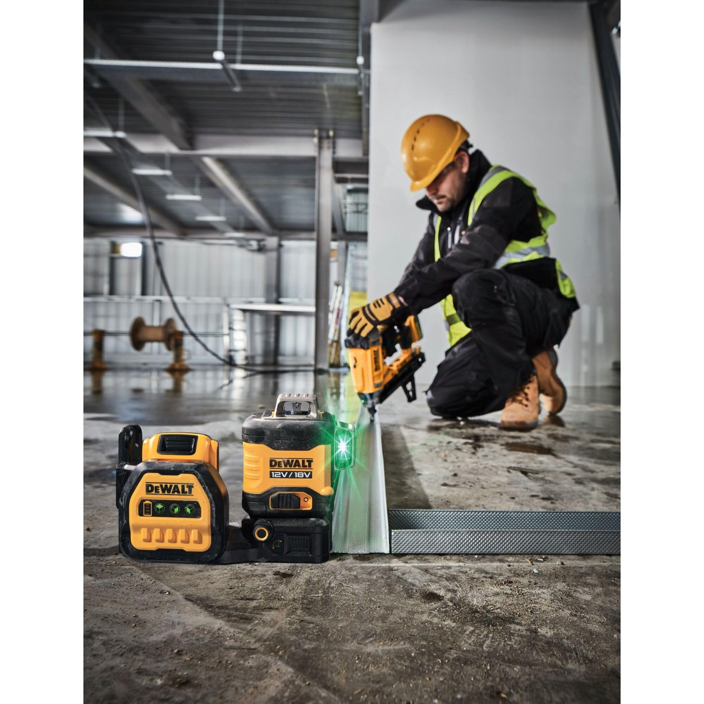 Dewalt 360° Akku-Multilinienlaser Grün DCE089NG18 (selbstnivellierend, Genauigkeit +/- 3mm auf 10m, kompatibel mit 12V & 18V XR Akkus, inkl. TSTAK Box, Wandhalterung, Lieferung ohne Akku & Ladegerät)