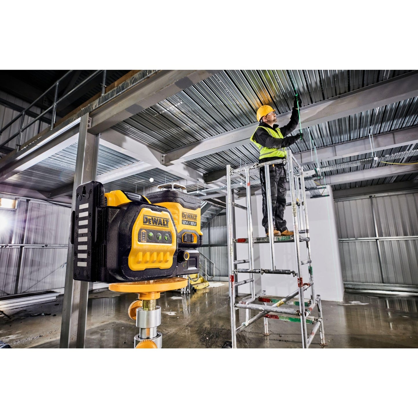 Dewalt 360° Akku-Multilinienlaser Grün DCE089NG18 (selbstnivellierend, Genauigkeit +/- 3mm auf 10m, kompatibel mit 12V & 18V XR Akkus, inkl. TSTAK Box, Wandhalterung, Lieferung ohne Akku & Ladegerät)
