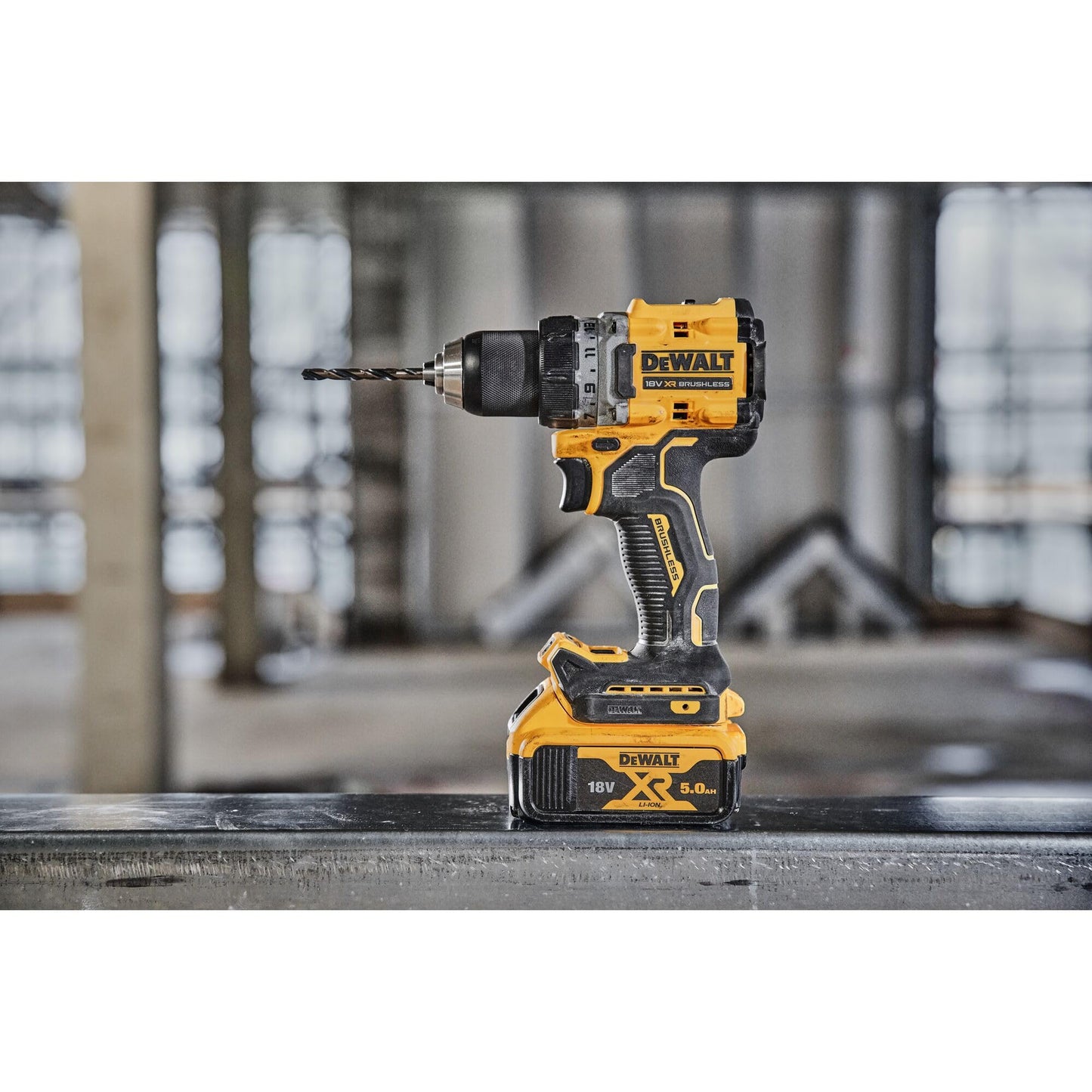Dewalt 18 Volt 2-Gang Akku Bohrschrauber DCD800P2T (kraftvolles 2-Gang Vollmetall-Getriebe, bürstenloser Motor, 13 mm Schnellspannbohrfutter, LED-Leuchte, inkl. 2x 5.0Ah Akkus, Ladegerät & TSTAK-Box)