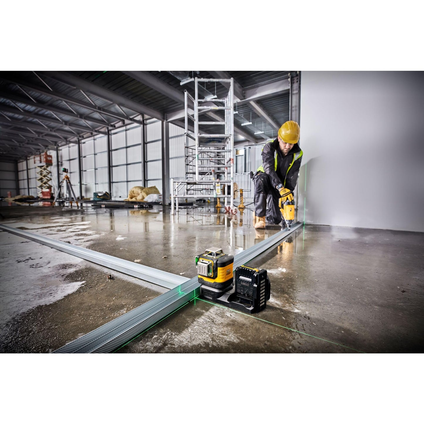 Dewalt 360° Akku-Multilinienlaser Grün DCE089NG18 (selbstnivellierend, Genauigkeit +/- 3mm auf 10m, kompatibel mit 12V & 18V XR Akkus, inkl. TSTAK Box, Wandhalterung, Lieferung ohne Akku & Ladegerät)